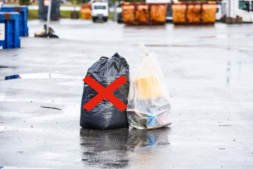 Gjennomsiktig sekk for restavfall på gjenvinningsstasjonen Gjennomsiktig sekk for restavfall på gjenvinningsstasjonen