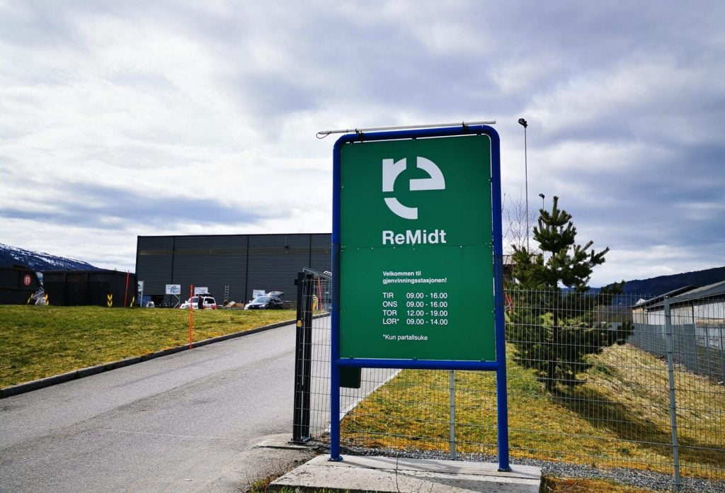 Sommervikar på gjenvinningsstasjonen på Oppdal